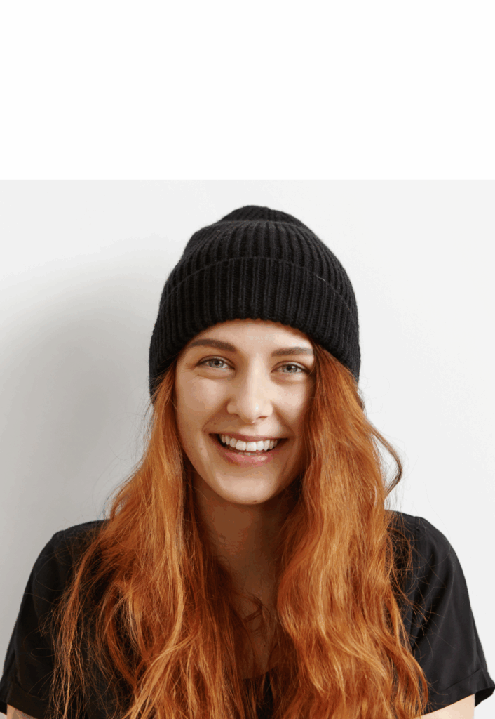 Femme avec un bonnet noire de la marque ethikashion